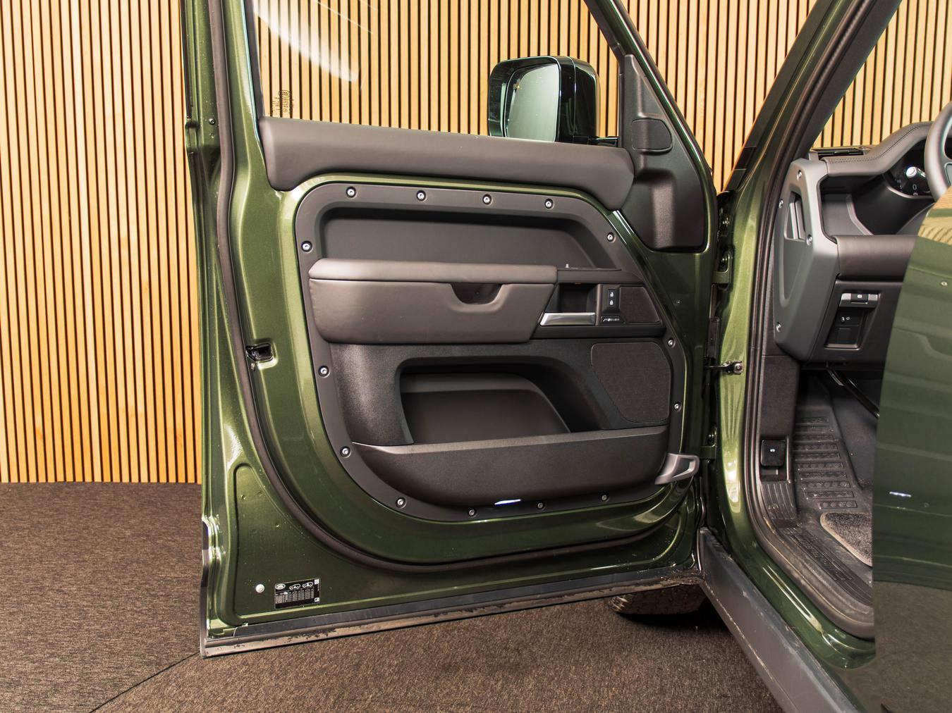 Land Rover Defender 110 D250 X-Dynamic HSE