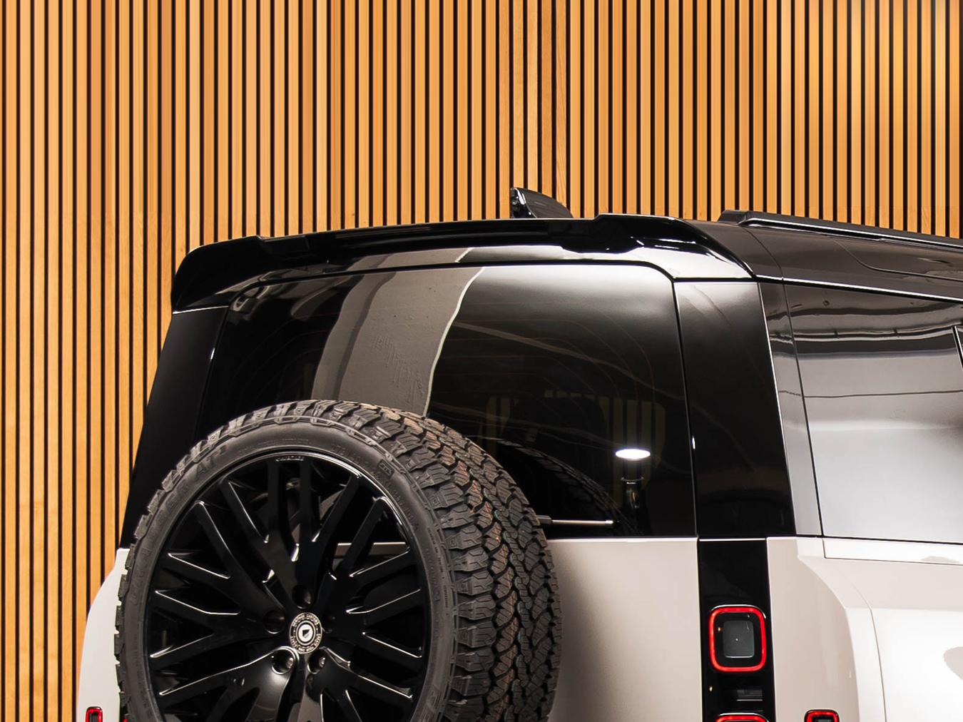 Land Rover Defender 110 X-Dynamic HSE P300e