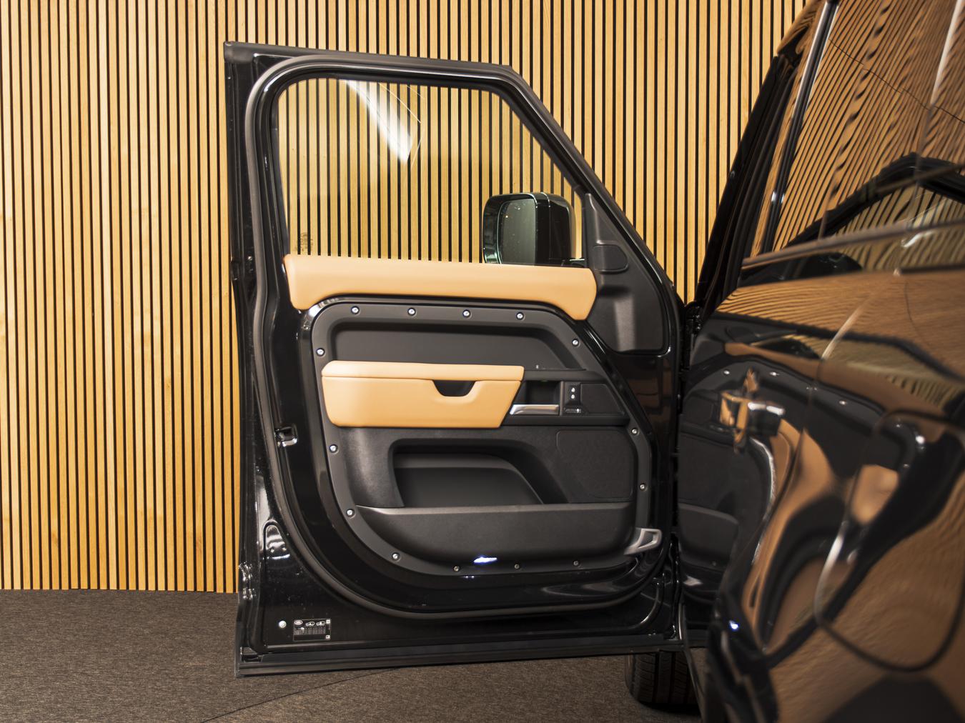 Land Rover Defender 110 X-Dynamic HSE P300e