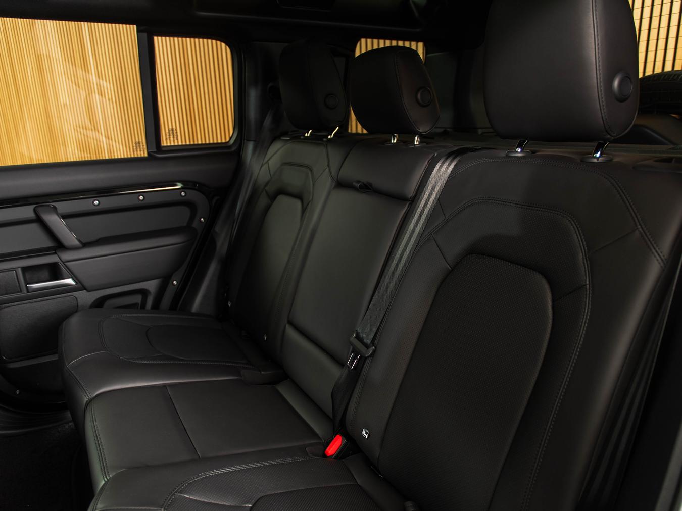 Land Rover Defender 110 X-Dynamic HSE P300e