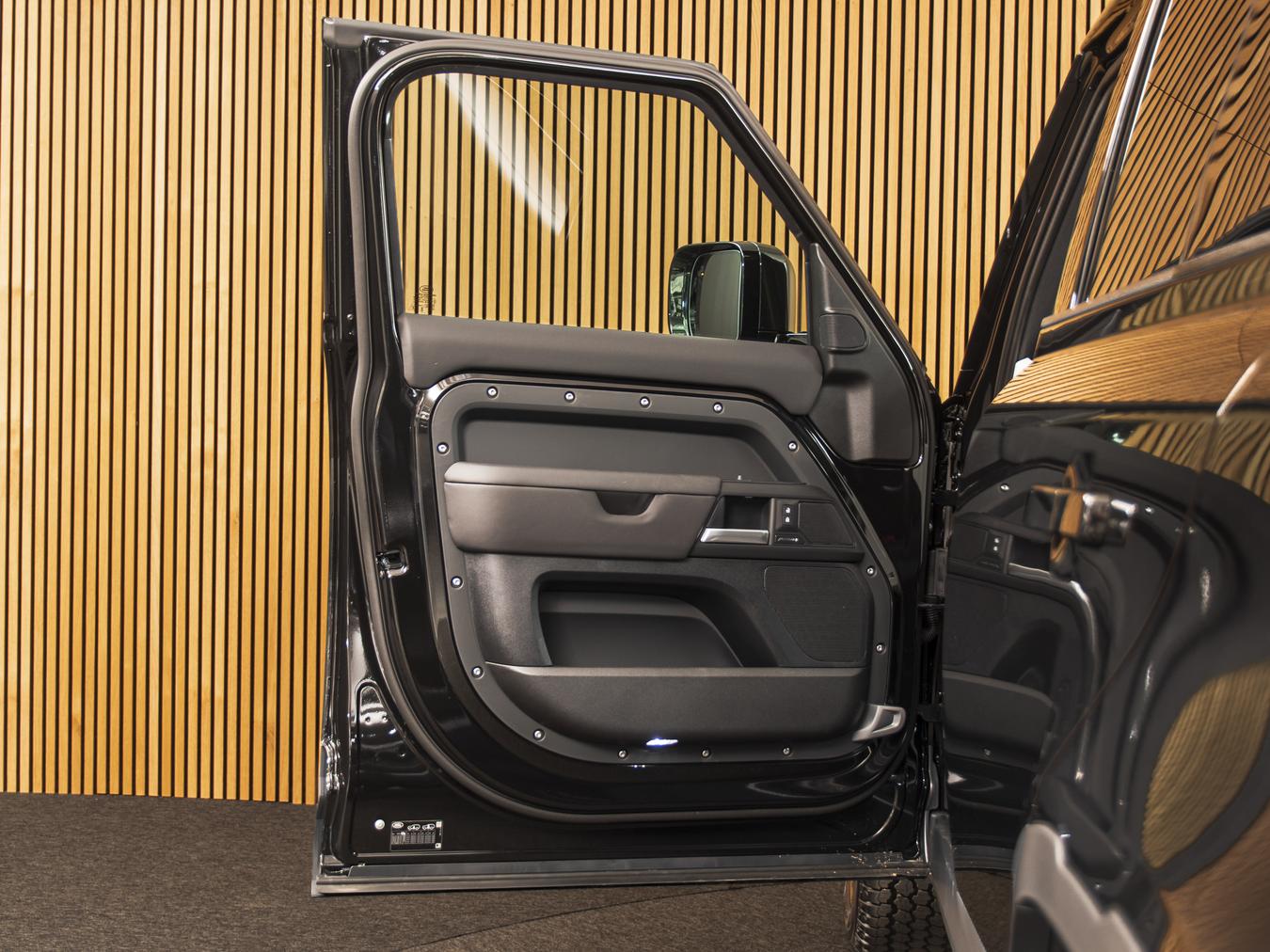 Land Rover Defender 110 Hard Top D250 S