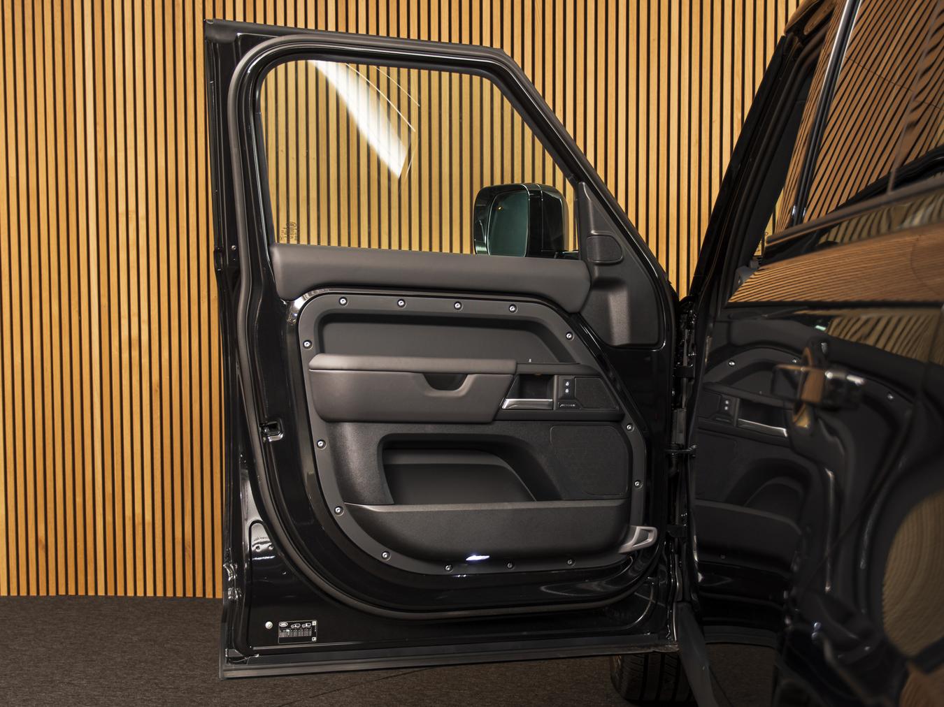 Land Rover Defender 110 X-Dynamic HSE P300e