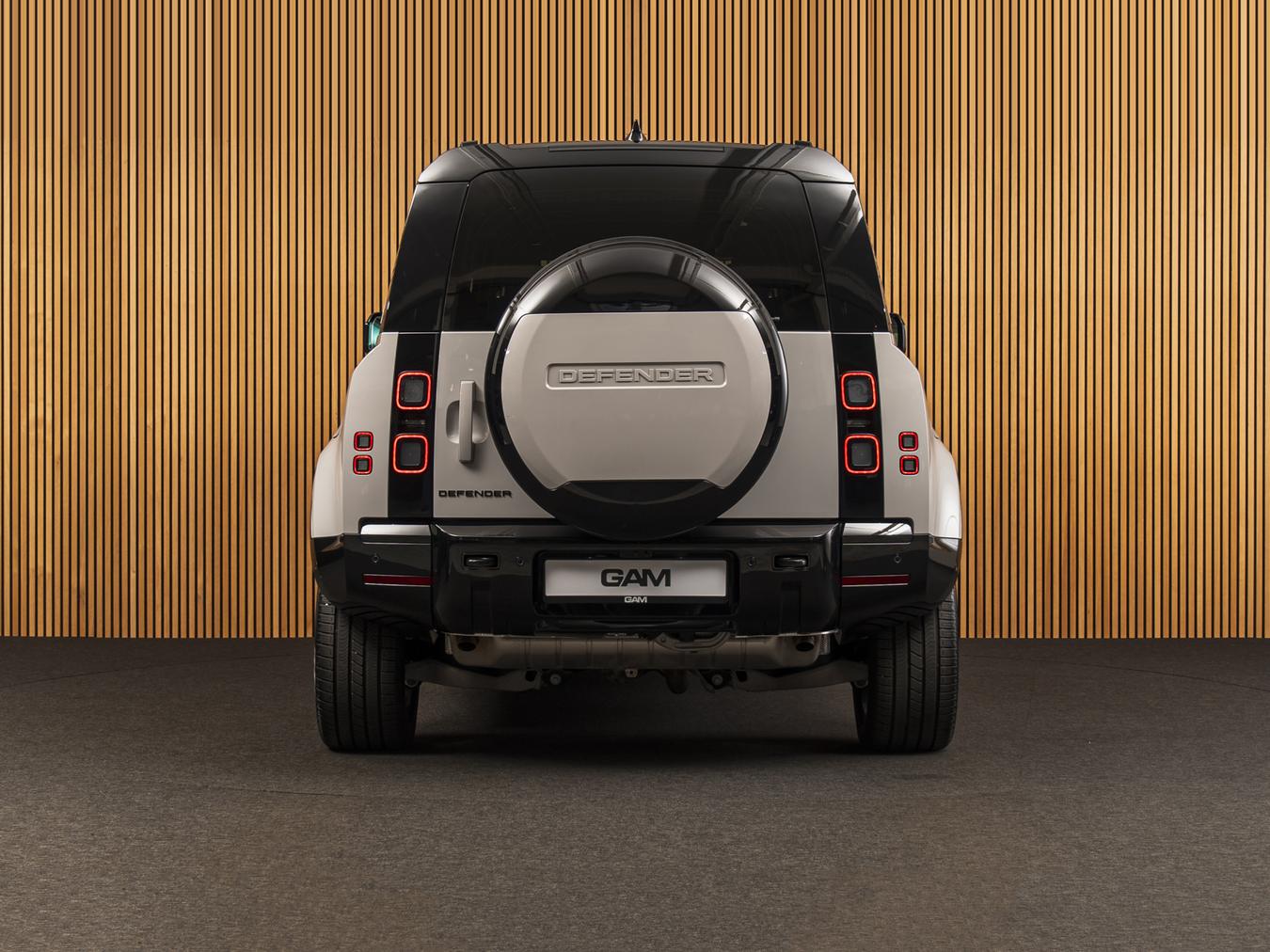 Land Rover Defender 110 X-Dynamic HSE P300e