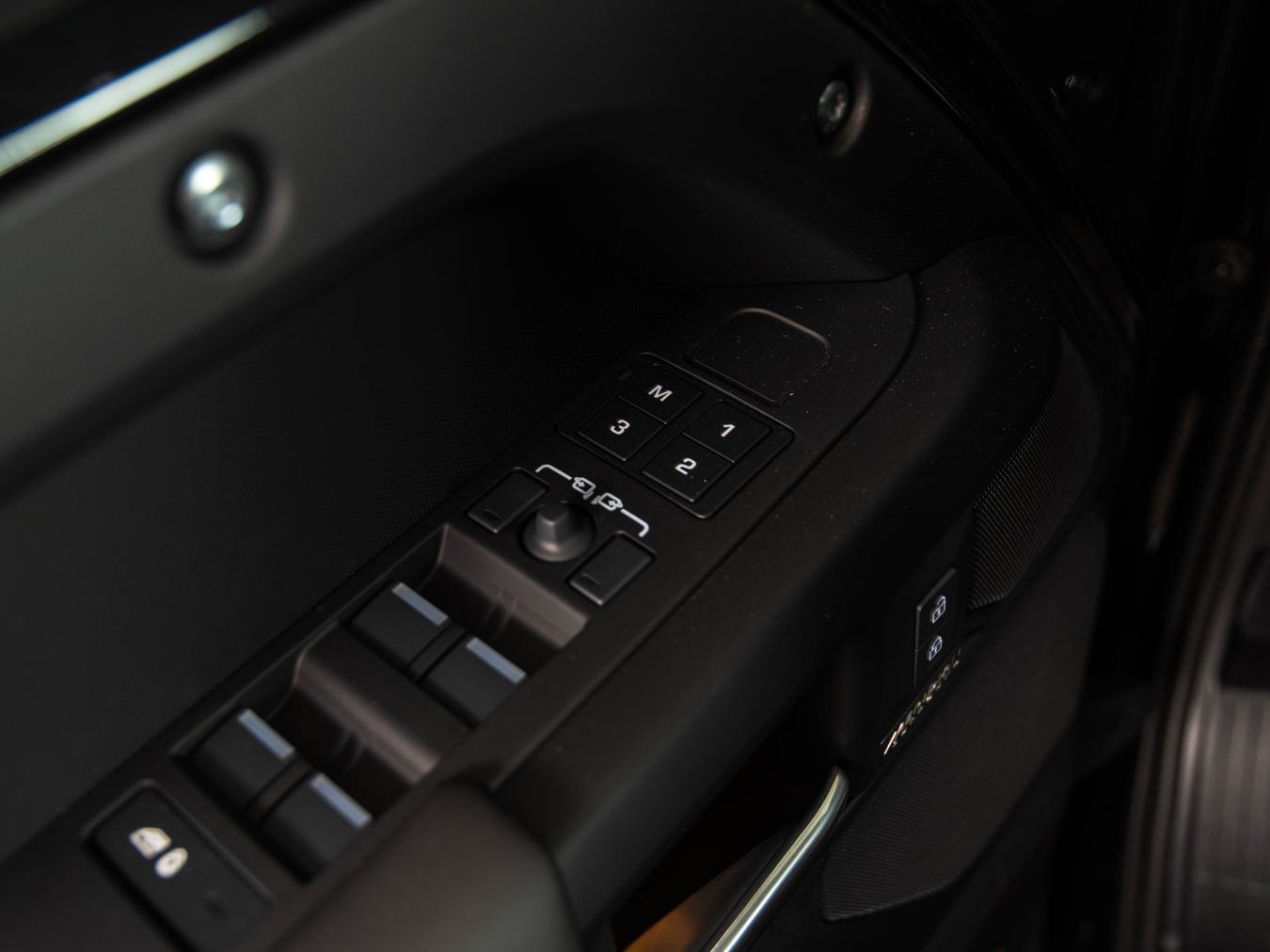Land Rover Defender 110 P425 V8 X-Dynamic HSE