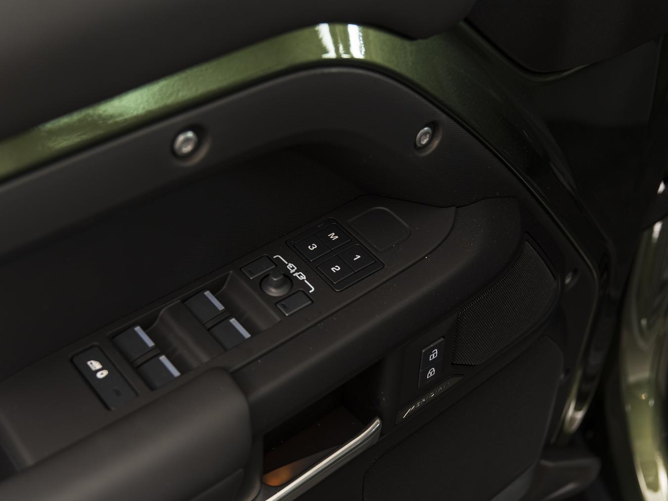 Land Rover Defender 110 X-Dynamic HSE P300e
