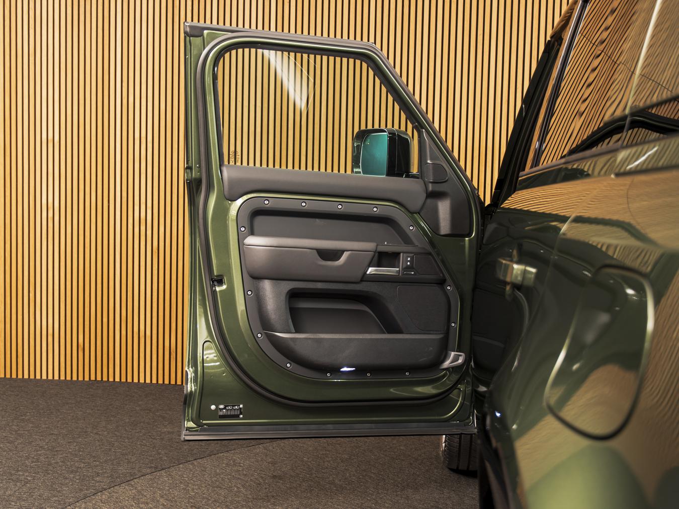 Land Rover Defender 110 X-Dynamic HSE P300e