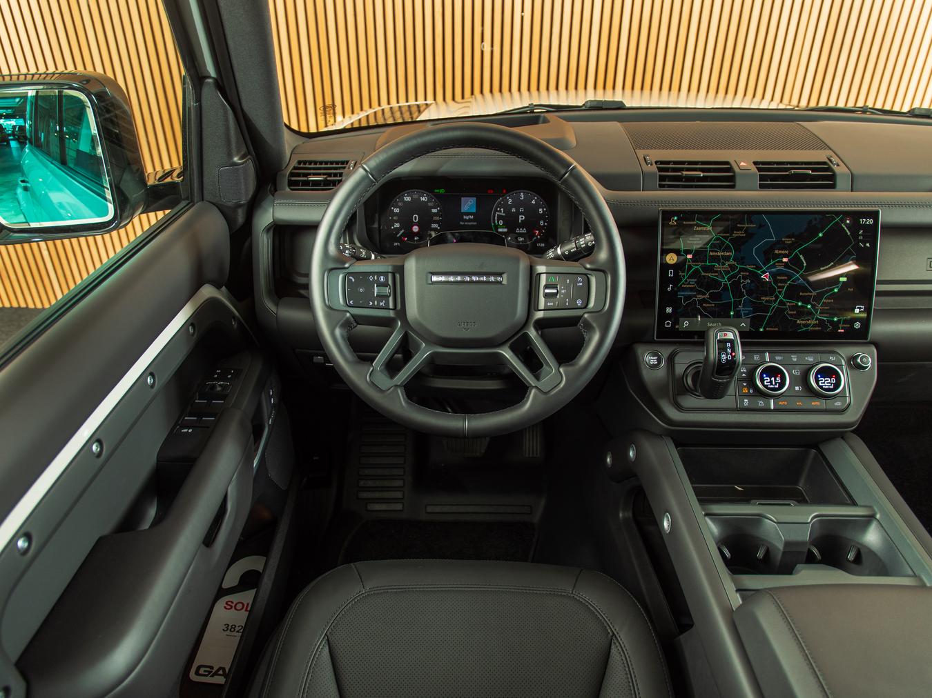 Land Rover Defender 110 X-Dynamic HSE P300e